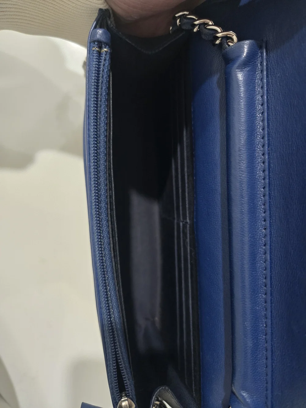 Rare Authentic Chanel Colorblock Leather Chain Shoulder Bag in Navy & Blue - Picture 7 of 10